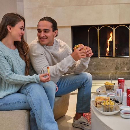 Qafqaz Riverside Hotel Gabala Buitenkant foto A couple enjoying a relaxing moment at the spa