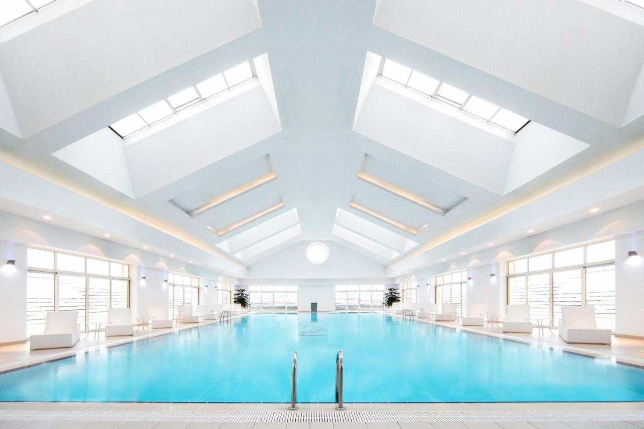 Qafqaz Riverside Hotel Gabala Buitenkant foto The swimming pool at the hotel