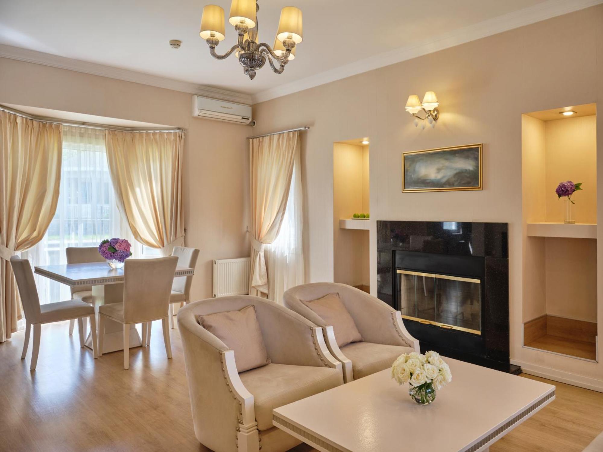 Qafqaz Riverside Hotel Gabala Buitenkant foto A living room with a fireplace