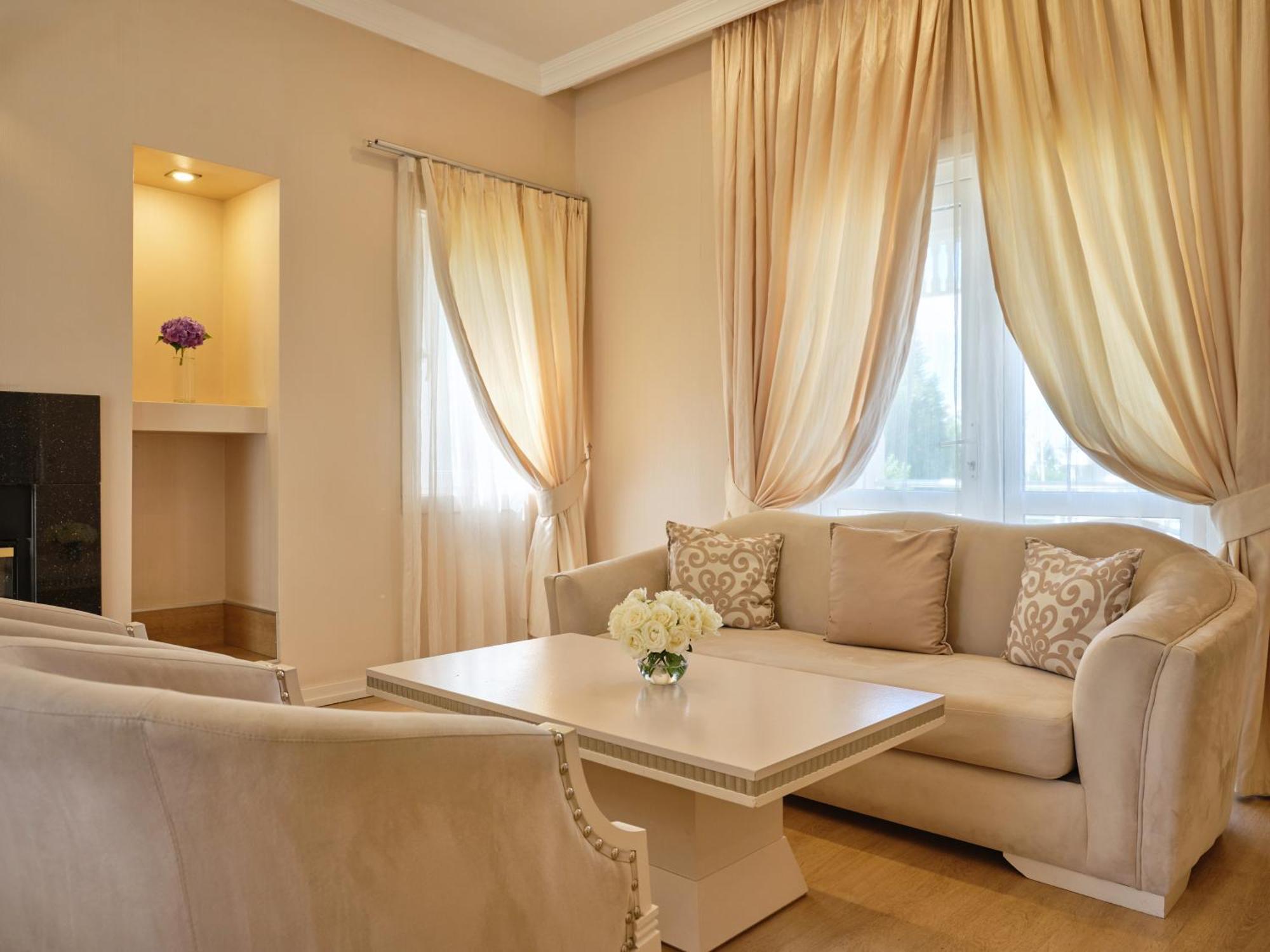 Qafqaz Riverside Hotel Gabala Buitenkant foto A living room