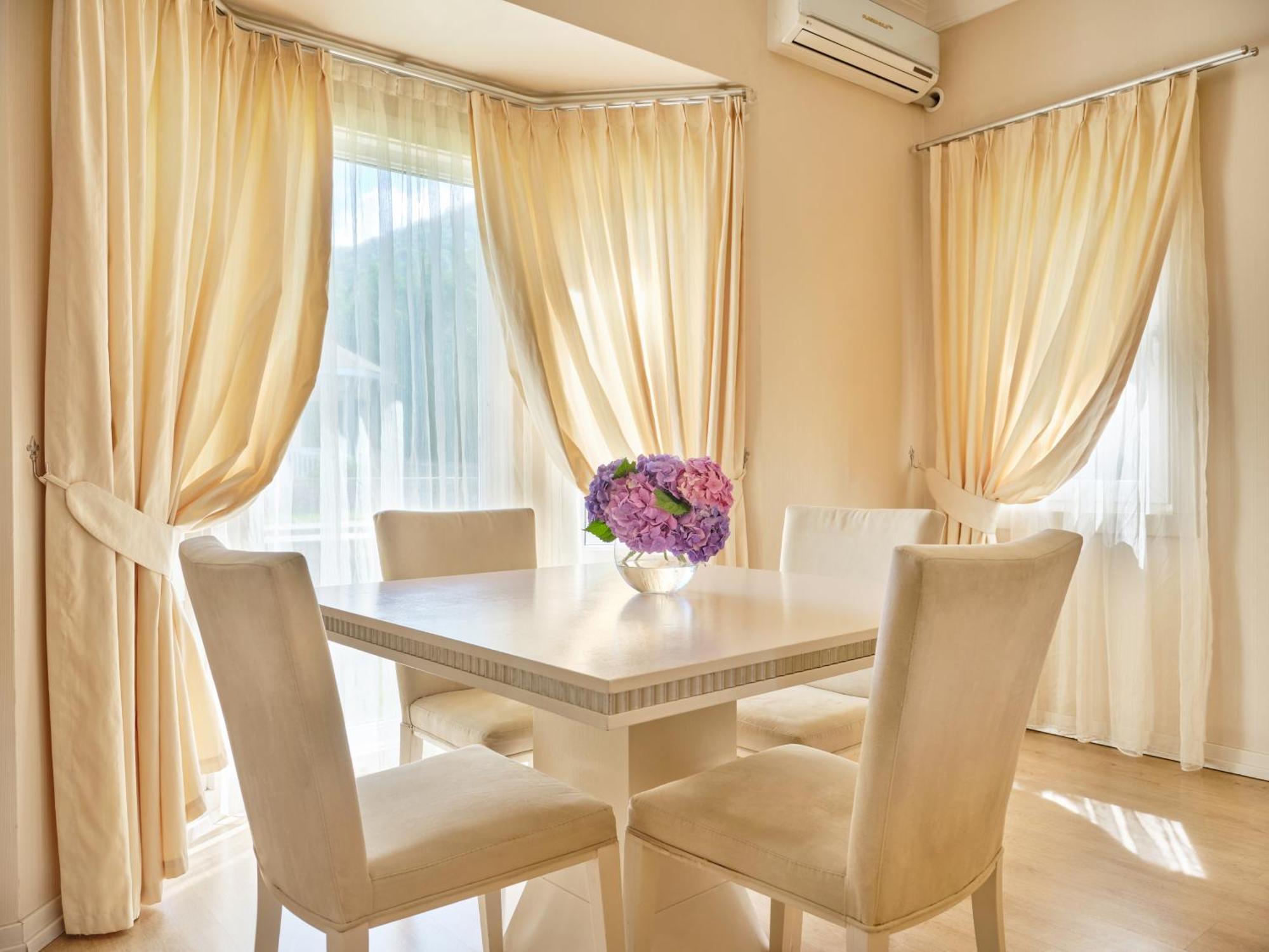 Qafqaz Riverside Hotel Gabala Buitenkant foto Curtains in a dining room