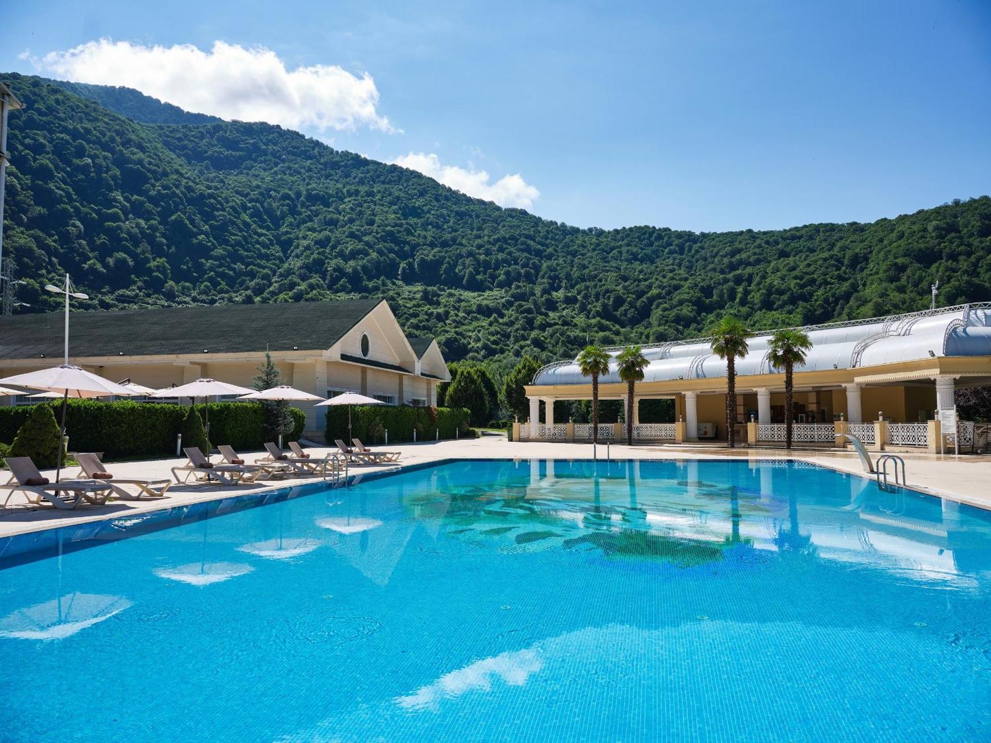 Qafqaz Riverside Hotel Gabala Buitenkant foto The swimming pool at the hotel