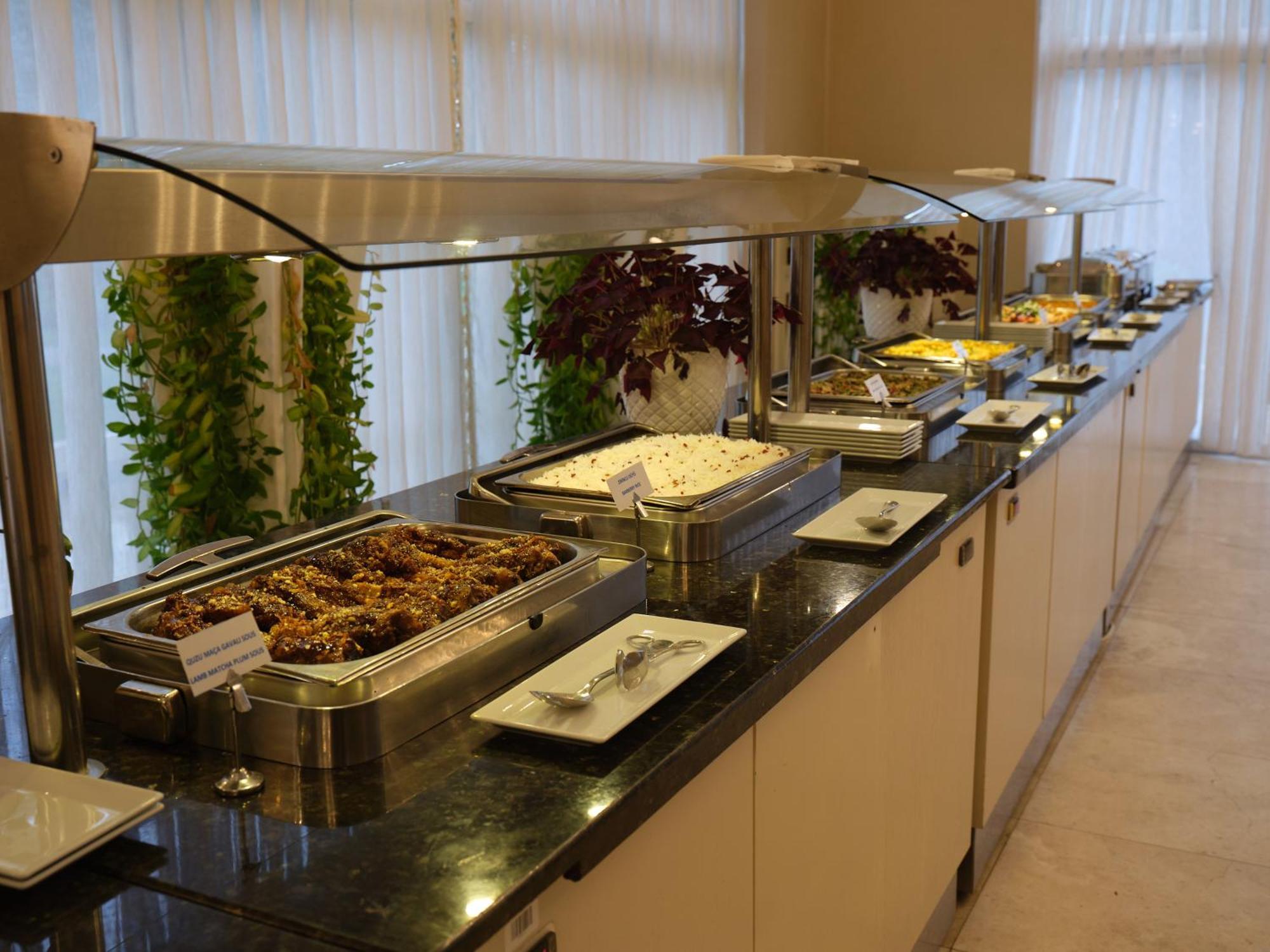 Qafqaz Riverside Hotel Gabala Buitenkant foto A buffet at a hotel