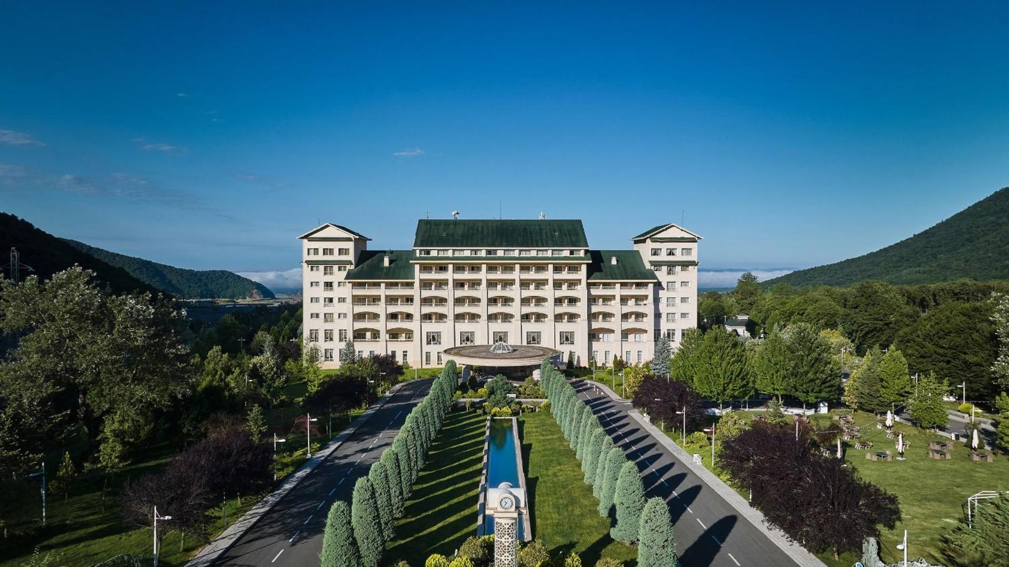 Qafqaz Riverside Hotel Gabala Buitenkant foto The Omni Grove Park Inn