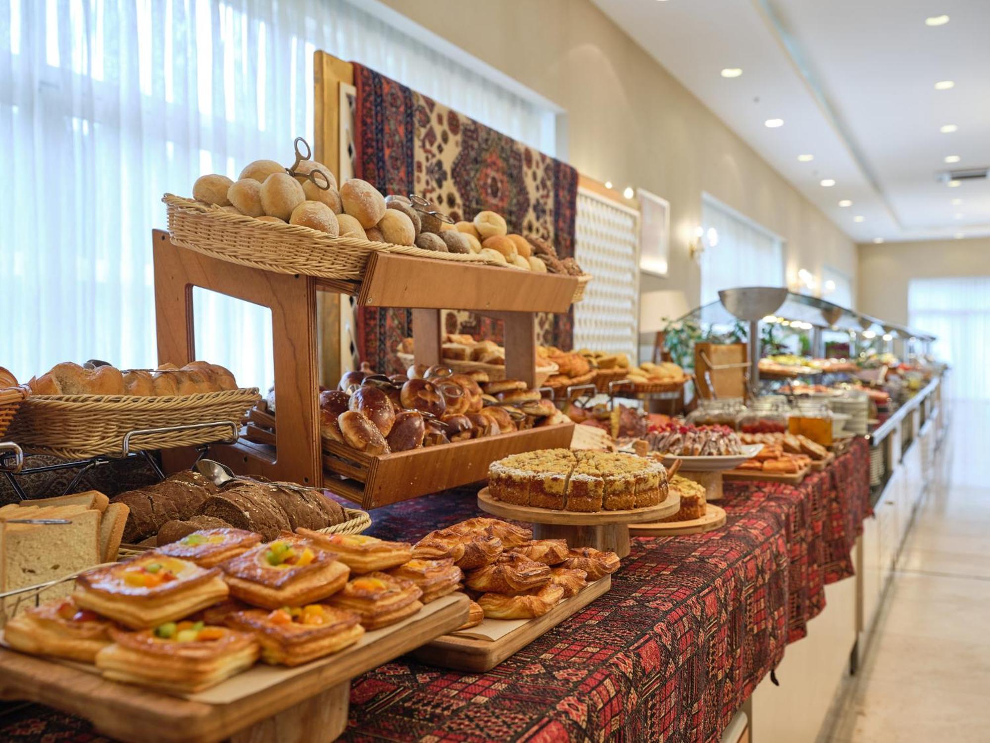 Qafqaz Riverside Hotel Gabala Buitenkant foto A buffet at a hotel