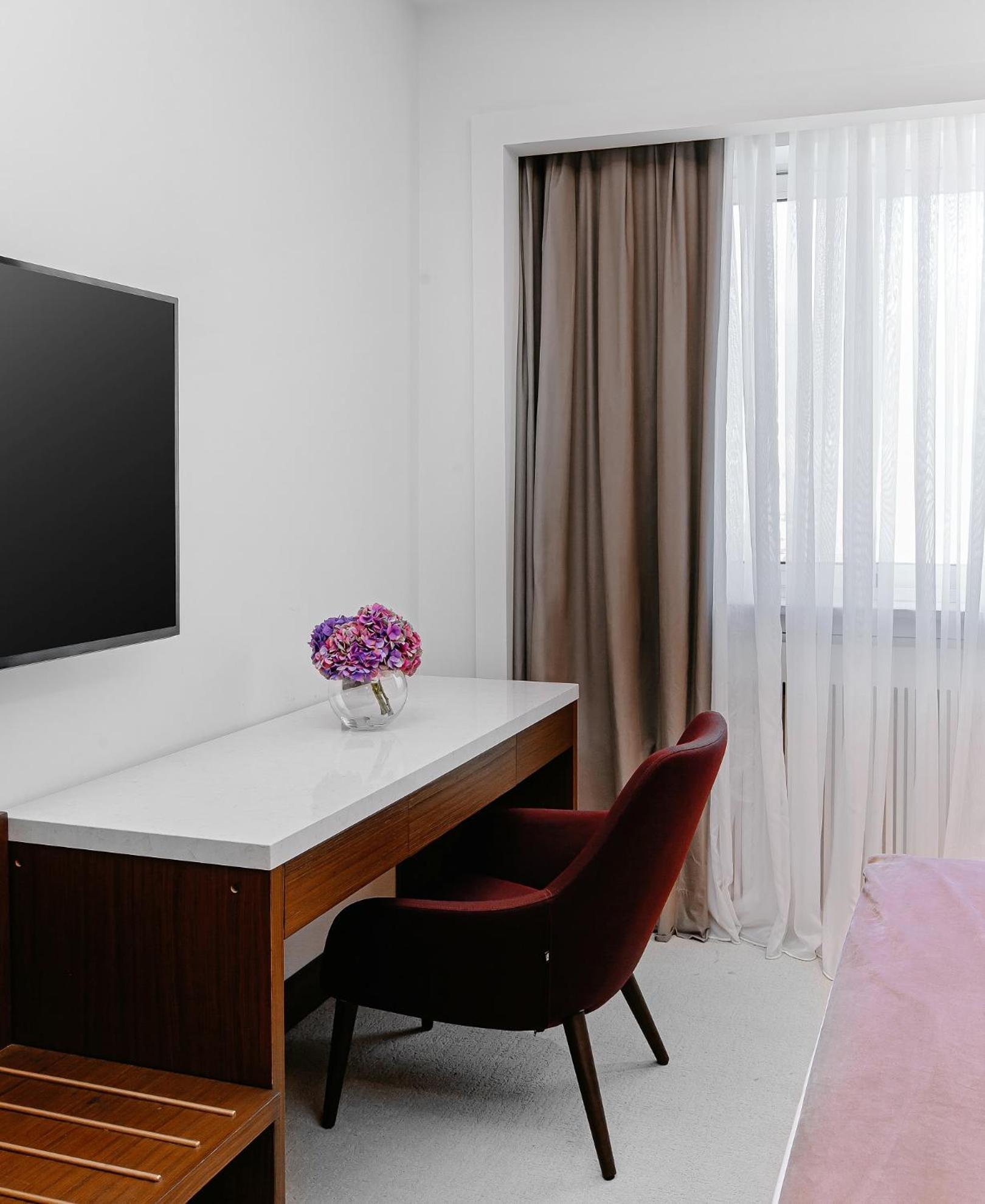 Qafqaz Riverside Hotel Gabala Buitenkant foto A room at the hotel
