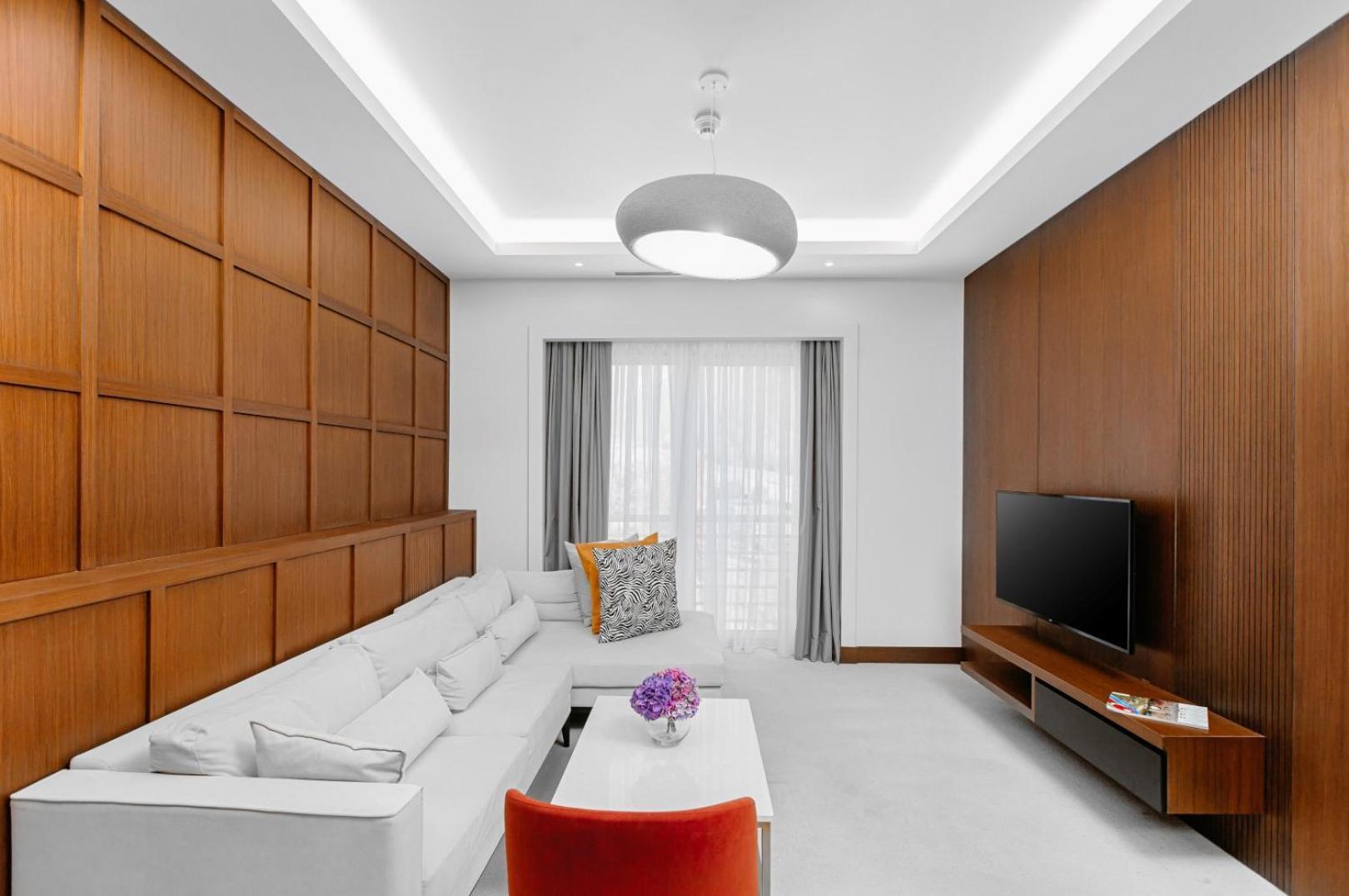 Qafqaz Riverside Hotel Gabala Buitenkant foto A living room with a white ceiling